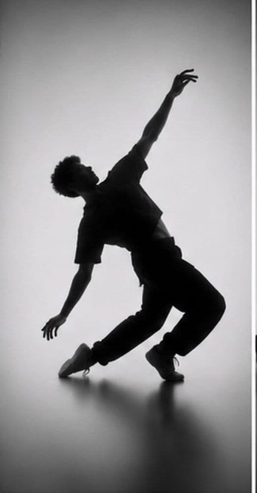 Silhouette d’un danseur en mouvement, un bras levé
